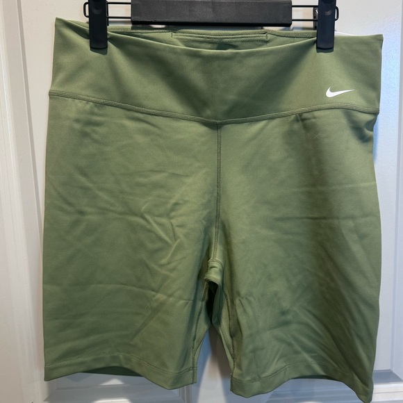 Nike Green Athletic Shorts Mid Rise - Picture 1 of 4